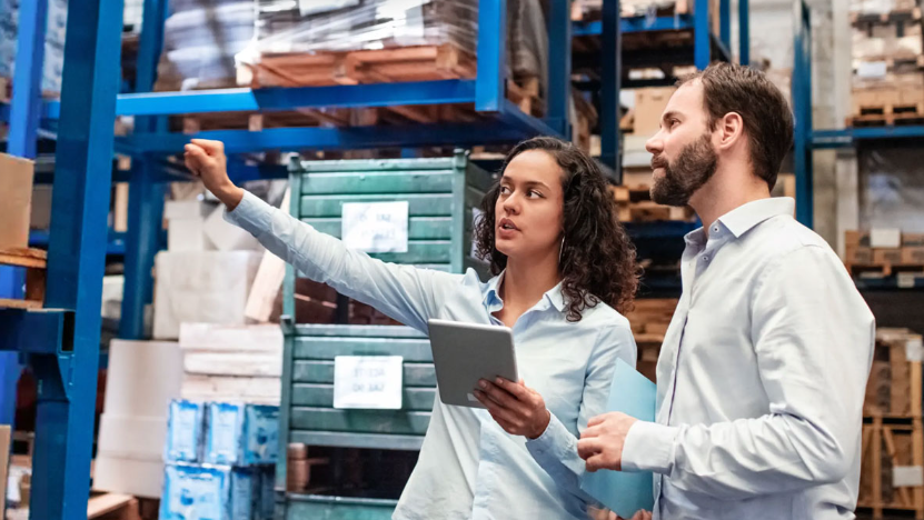 Equipo de trabajo revisando inventario en almacén